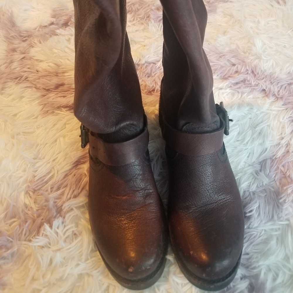 Frye Frye

Women's Veronica Short Leather Boots